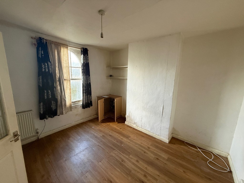 Lot: 11 - END-TERRACE HOUSE FOR IMPROVEMENT - Living Room with Window to front